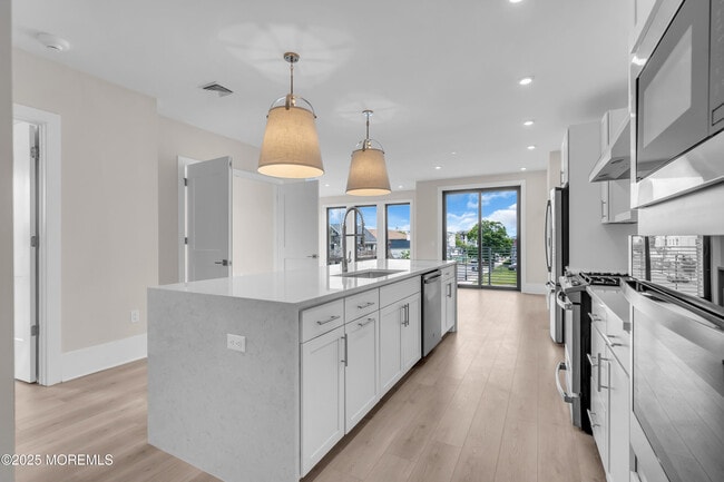 Building Photo - 218 3rd Ave