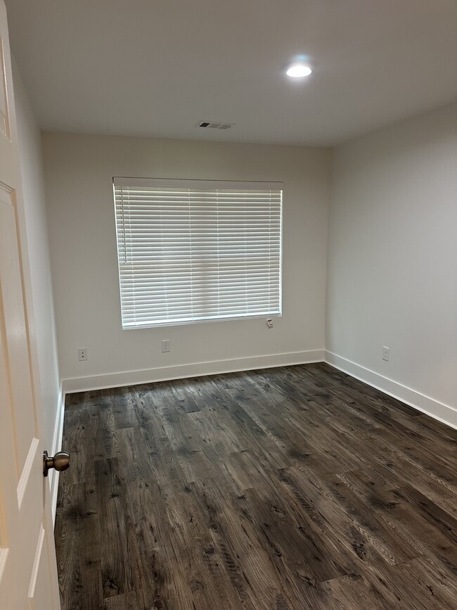 Building Photo - 535 S Forest Ave