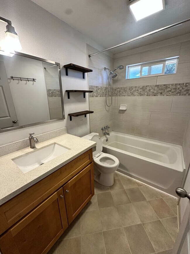 Building Photo - upgraded 2 bedroom 1 bath condo in downtow...