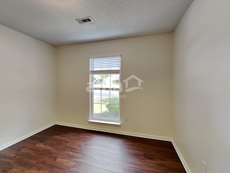 Building Photo - 7 Hazeltine Ct