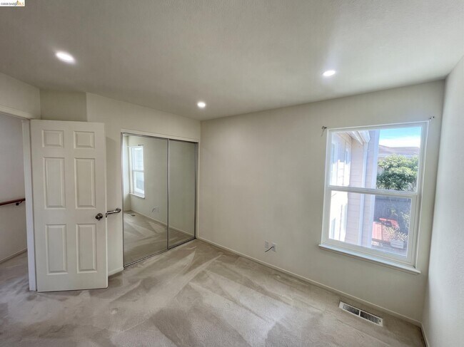 Building Photo - 70 Seabreeze Dr