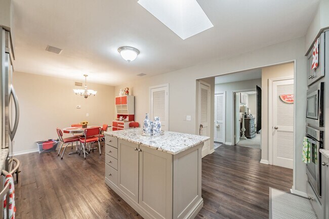 Building Photo - Spacious 3 Bed, 2 Bath Duplex in the Heart...