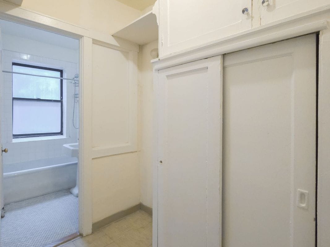 Building Photo - 540 W Briar Pl