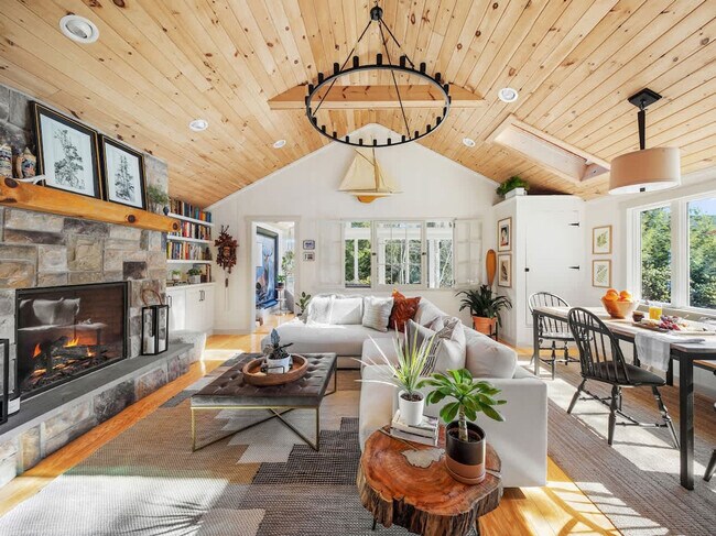 Building Photo - 2046 Lakeside Dr W