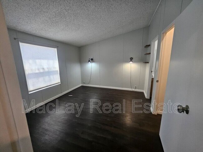 Building Photo - 100 N Sycamore St