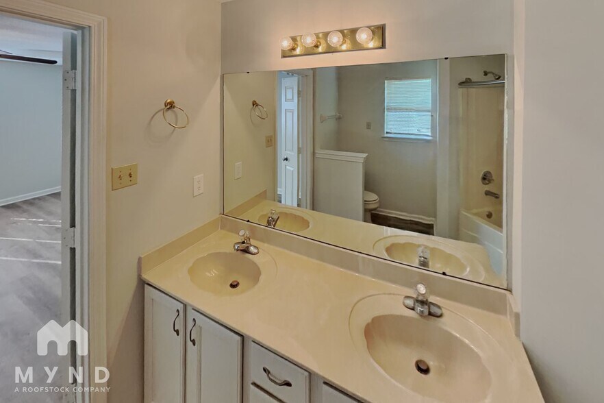 Building Photo - 275 Oakland Hills Dr