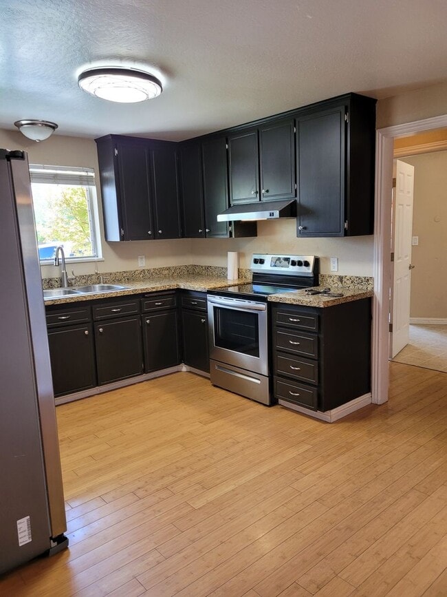 Building Photo - Pet Friendly Carson Home