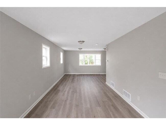 Building Photo - 2331 N Sheridan Ave