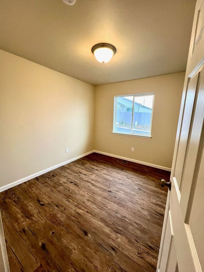 Building Photo - 3 Bedroom Charming Duplex