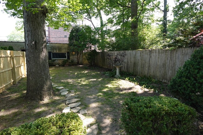 Building Photo - 419 Greenleaf Ave