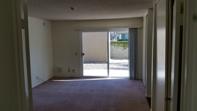 Building Photo - Mission Oaks Home