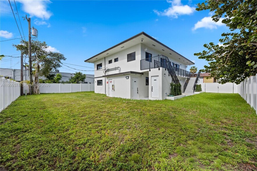 Building Photo - 630 NE 166th St