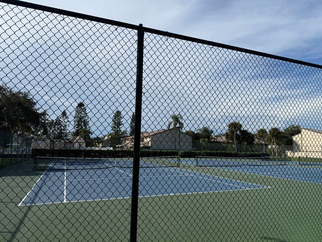 Building Photo - Serene Living at Townhomes of Lake Seminole 2/1.5 - 2 story condo