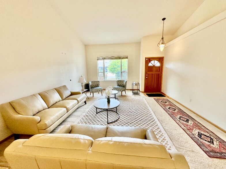 Building Photo - 1327 Manzana St