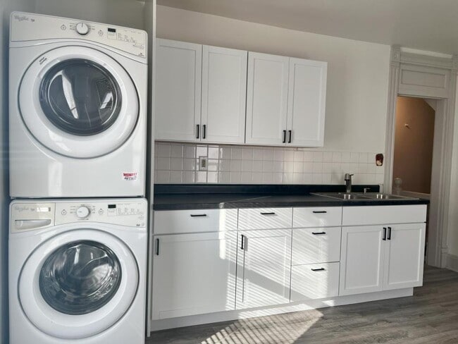 Building Photo - 312 Pine St