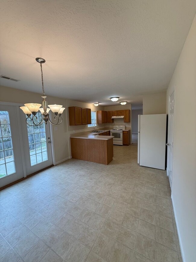 Building Photo - Spacious 4 bedroom 2.5 bath home in North Knoxville