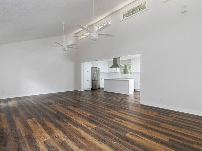 Building Photo - 2506 Kingsley Dr NE