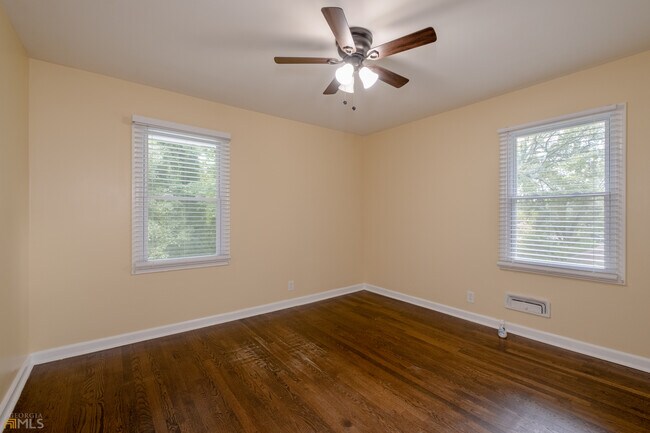 Building Photo - 2926 Gresham Rd S E