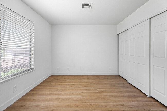 Building Photo - SPACIOUS 3BEDROOM TOWNHOUSE IN 89103