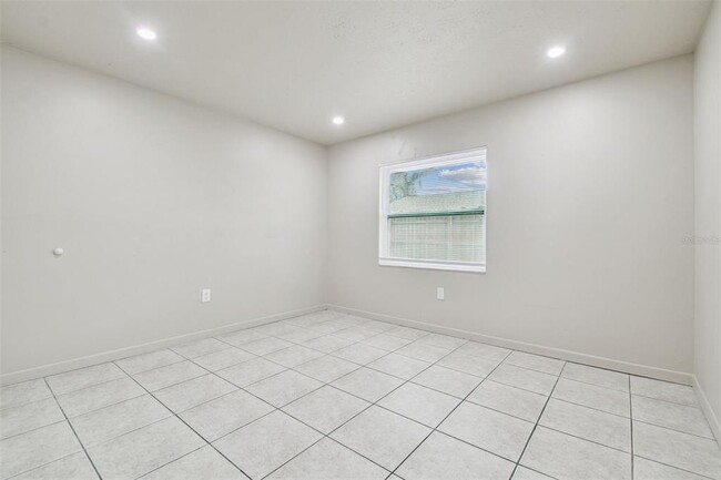 Building Photo - 923 E Lotus Ave