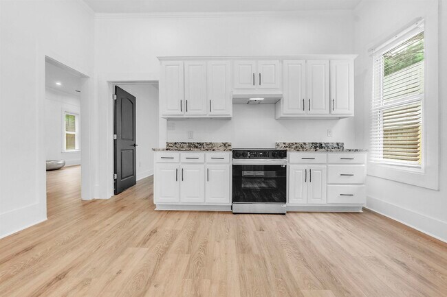 Building Photo - 1721 Nelson Ave