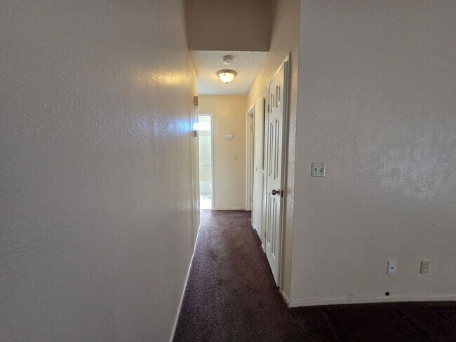 Building Photo - New Listing!