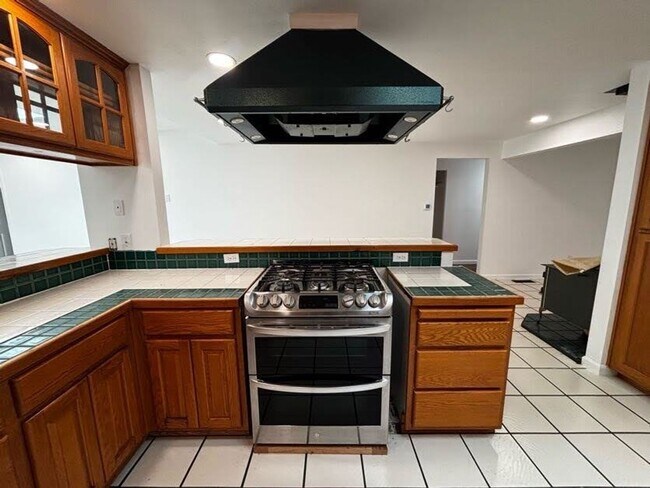 Building Photo - Charming Marysville Rambler-Style Duplex