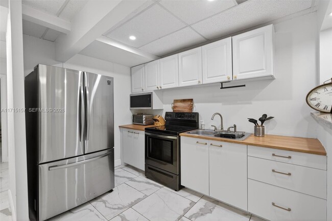 Building Photo - 3640 SW 22nd St