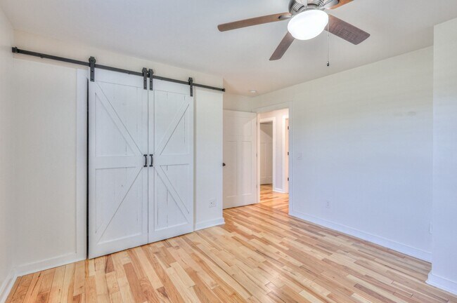 Building Photo - 1059 S Cross Bridges Rd