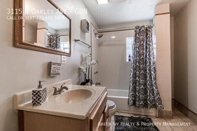 Building Photo - 3115 N Oakley Ave