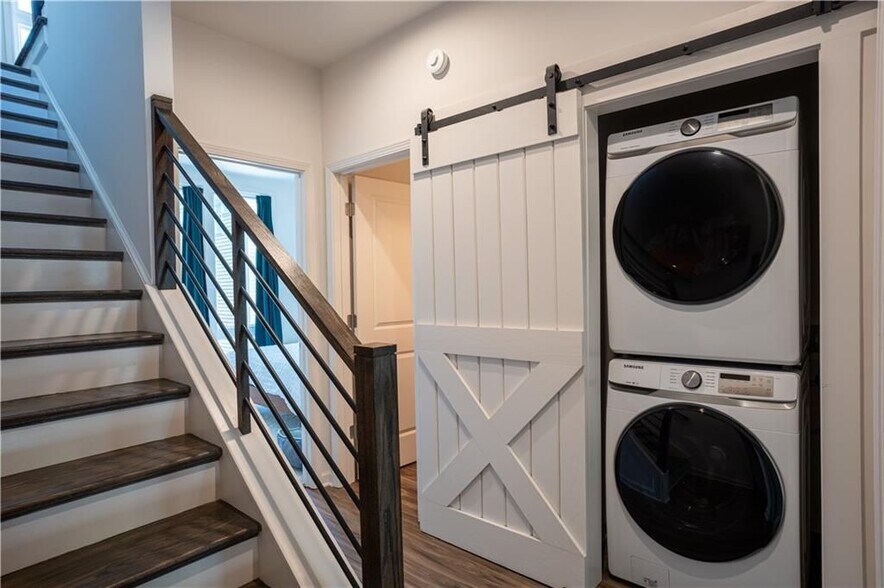 Building Photo - 452 Latta St NE