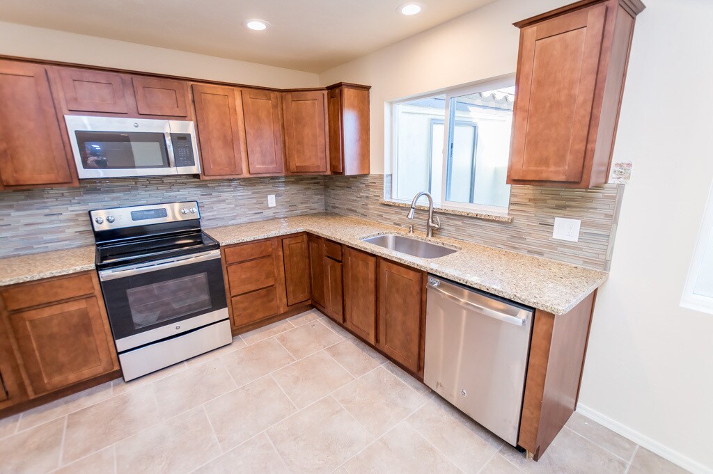 Kitchen - 1448 E Carmelita Dr