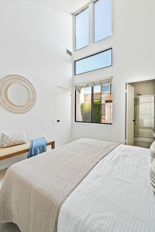 Building Photo - Natural Sunlight in every room, Palos Verdes Estates