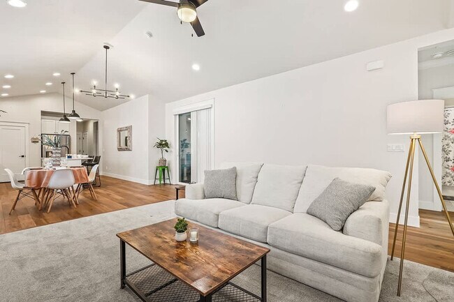 Primary Photo - 5020 W Caragana St