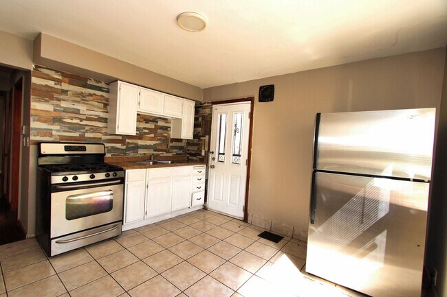 Building Photo - 2 Bedroom 1 Bathroom House