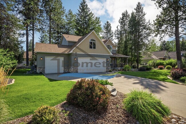 Building Photo - Beautiful Craftsman Home with Amazing Back...