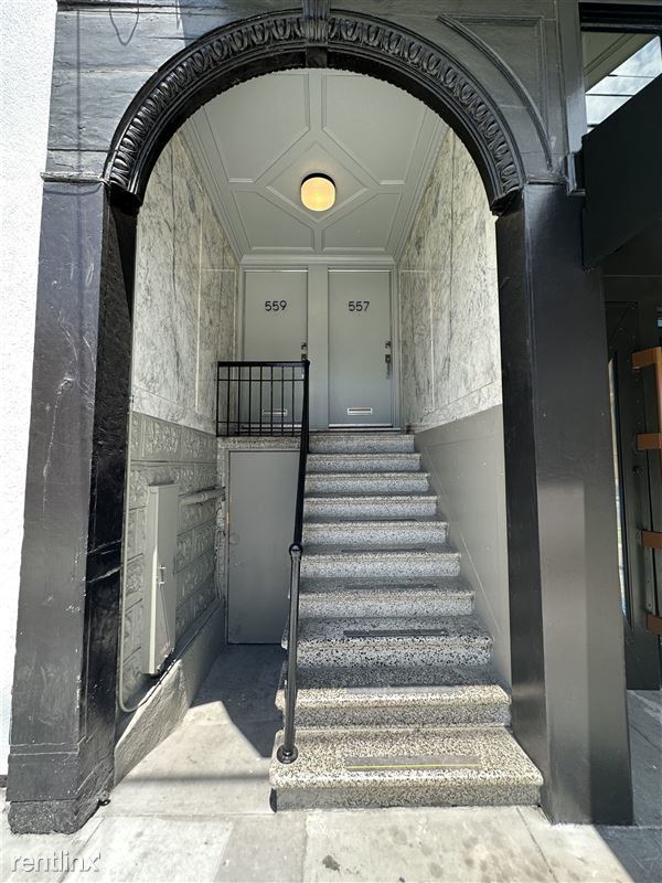 Building Photo - TOP FLOOR FLAT|SPACIOUS AND SUNNY|CALTRAIN...