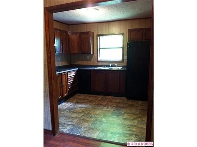 Building Photo - Comfortable living in this 3-bedroom, 1-bath home
