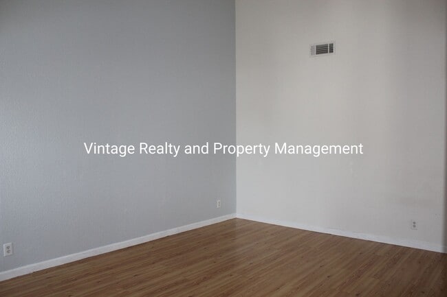 Building Photo - Ready To Go! Very Nice 2 bedroom Condo!!!