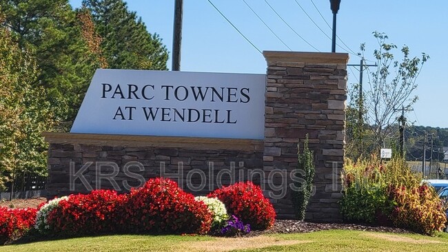 Building Photo - 841 Parc Townes Dr