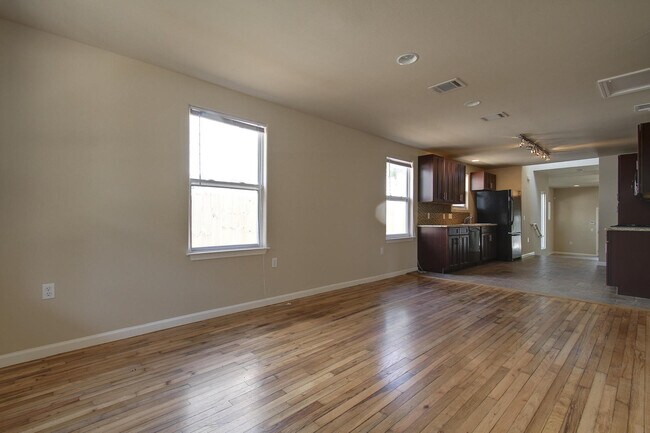 Building Photo - UT PRE LEASE: 2009 Remodeled 6 Bed / 3 Bath, Wood & Stained Concrete Floors, Custom High End Kitc...