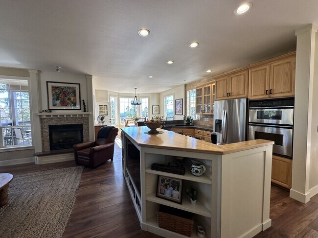 Building Photo - Large Furnished home on Awbrey Butte
