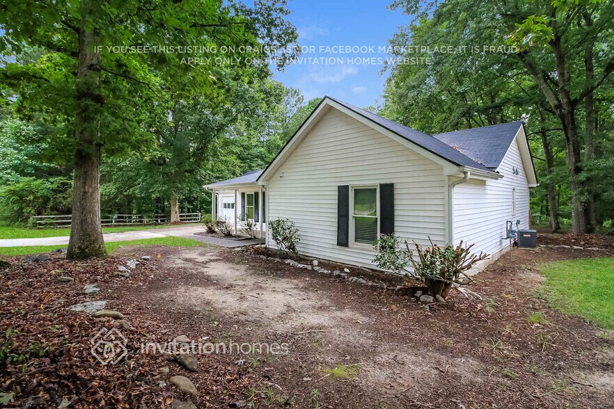 Building Photo - 2062 Red Rose Ln