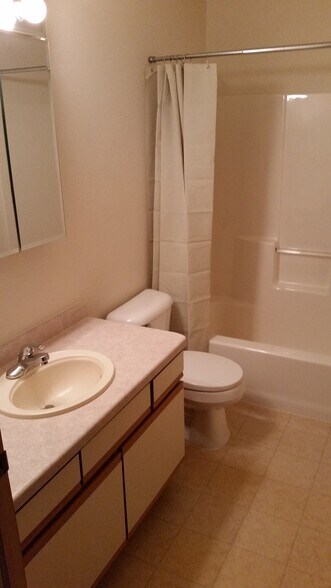 Building Photo - 625 Brooks Pl