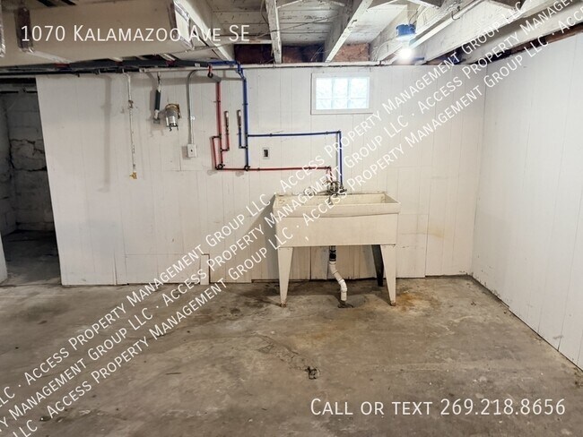 Building Photo - 1070 Kalamazoo Ave SE