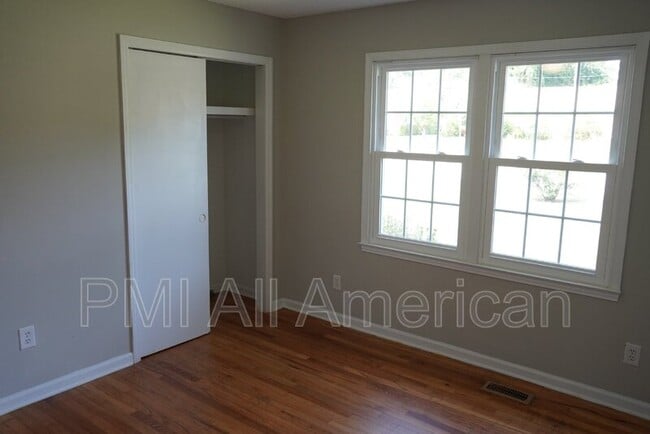 Building Photo - 622 Bedford Rd