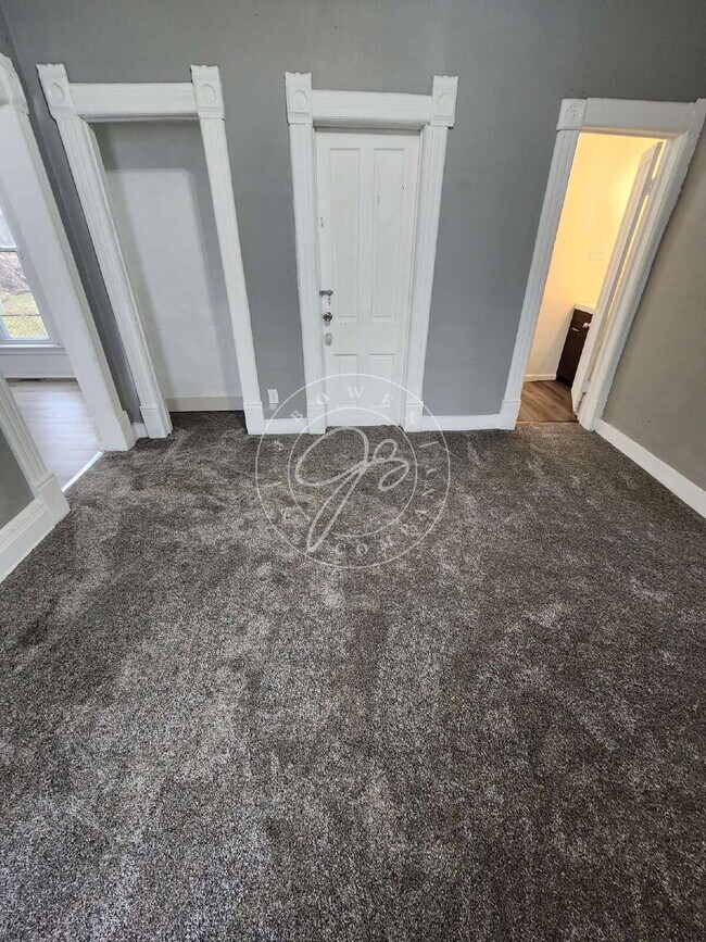 Building Photo - Spacious 2 bedroom main floor duplex! Tons of character! Convenient location!