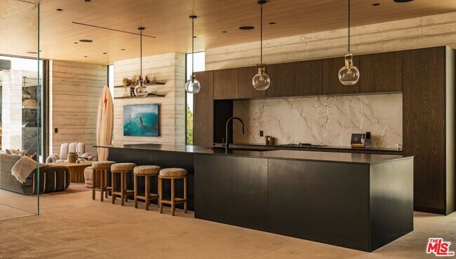 Building Photo - 6889 Dume Dr
