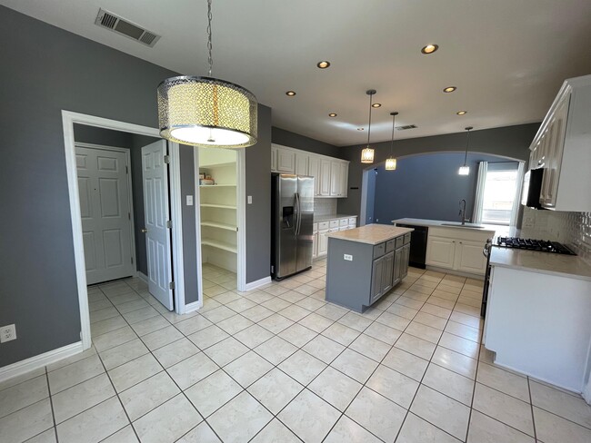 Building Photo - 10312 Yellowstone Dr