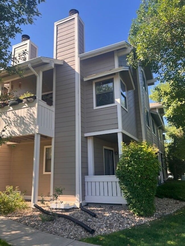 Building Photo - 1 Bedroom / 1 Bathroom Condo! Garage! Wash...